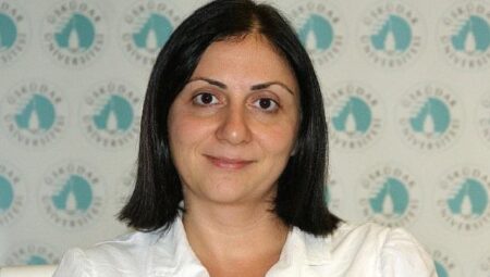 Hocası olduğu üniversitede yeniden öğrenci oldu