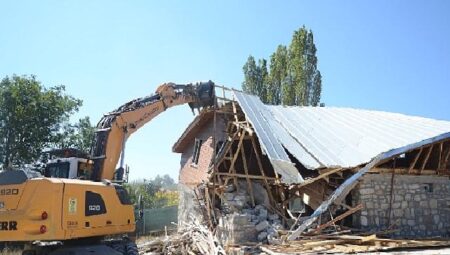 Kaçak Villa İnşaatı Yerle Bir Edildi