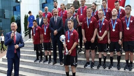 Şampiyonluk kupasını Başkan Büyükakın’a getirdiler