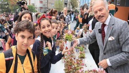 Bayrampaşa’da okullar begonya ile renklendi