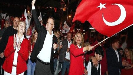 Beylikdüzü’nde binlerce kişi 100. Yıl için yürüdü