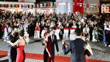 Didim’de Atatürk’ün sevdiği şarkılar ve vals gösterisi gerçekleştirildi