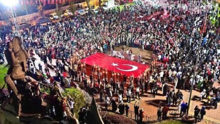 İnegöl’de 100. Yıl Coşkusu Caddelere Sığmadı