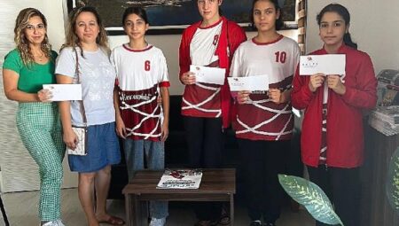 Kemer Belediyesi’nden Badminton Sporcularına Ulaşım Desteği