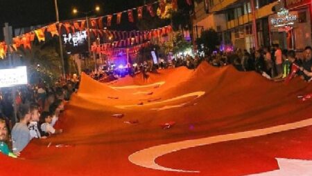 Kınık’ta 100. yıl coşkusu belediye hoparlörüyle sokaklarda yankılandı