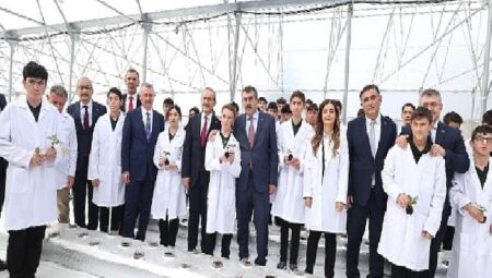 Kocaeli’de öğrenciler topraksız tarım Ar-Ge serasında çilek yetiştiriyor