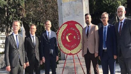 Muhtarlardan Çelenk ve Saygı Duruşu