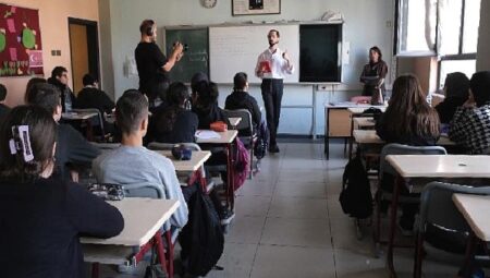 Birdenbire Sezai Karakoçu” karşılarında buldular