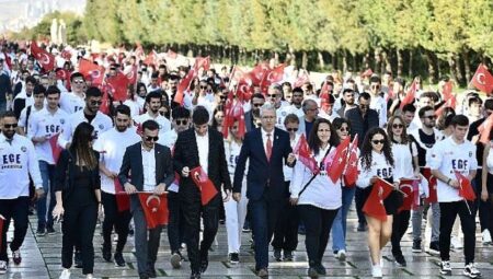 Ege Üniversitesi Heyeti, Cumhuriyetin 100 Yılında Atatürk’ün huzurunda