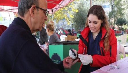 Gemlik Belediyesi, Dünya Diyabet Günü’nde Gemliklilerin kan şekerini ölçtü.