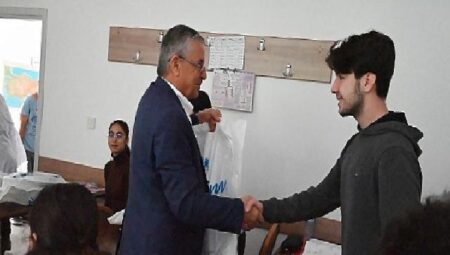 Kurs merkezi öğrencilerine ücretsiz kitapları dağıtıldı