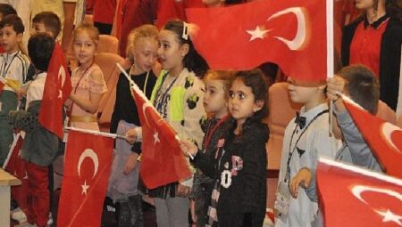 Öğrenciler bilim şenliğinde hem eğlendi hem öğrendi