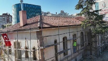 Tarihi hemşirelik binası restorasyonu devam ediyor
