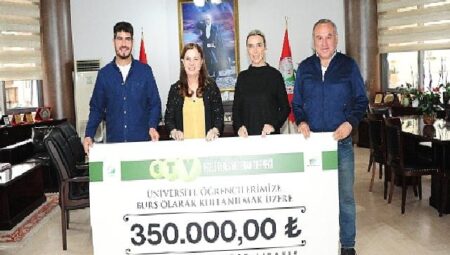 Tenis Turnuvası Geliri Balçovalı Öğrencilere Burs Oldu