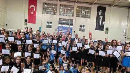 Voleybol Şenliği’nde 800 çocuk buluştu