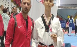 Foça Belediyespor Kulübü Taekwondo Şubesi Sporcusu Asrın Yağız Büyükyavuz, yarı final elemelerini altın madalya ile geçti