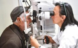 Kulakları duymayan 86 yaşındaki Cemil Amca Eşrefpaşa Hastanesi’nde tedavi oldu