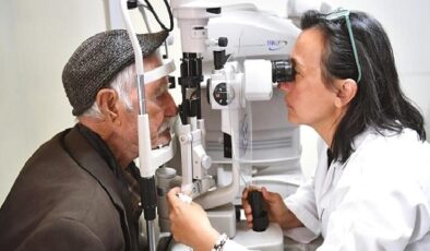 Kulakları duymayan 86 yaşındaki Cemil Amca Eşrefpaşa Hastanesi’nde tedavi oldu