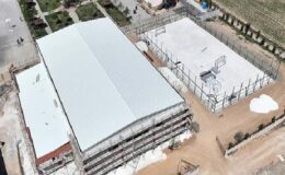 Selçuklu Belediyesi tarafından Selçuklu Fen Lisesi’ne kazandırılacak olan kapalı spor salonu ve suni çim sahanın yapımı devam ediyor