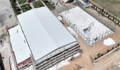 Selçuklu Belediyesi tarafından Selçuklu Fen Lisesi’ne kazandırılacak olan kapalı spor salonu ve suni çim sahanın yapımı devam ediyor