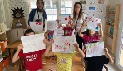 Egeli iletişimci gençler, miniklerin hayallerini sahneliyor