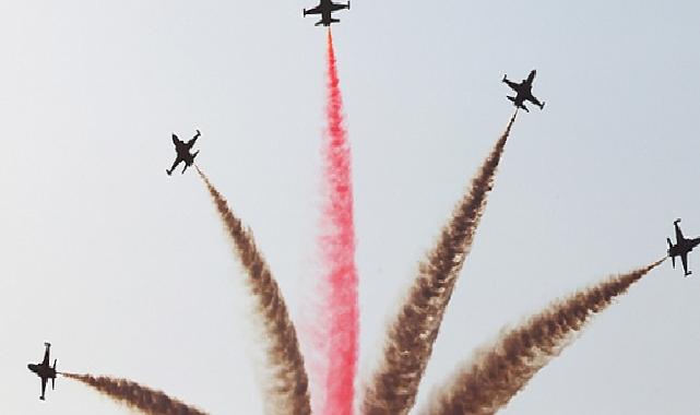 Karaman semalarında uçuş yapan Türk Yıldızları’nın gösterisi nefes kesti. Belediye Başkanı Savaş Kalaycı, Türk Yıldızları gösterisini vatandaşlarla birlikte izledi