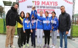 Küçükçekmece Belediyesi ve İlçe Milli Eğitim Müdürlüğü işbirliği ile okullar arası 19 Mayıs Gençlik ve Spor Bayramı kros yarışması düzenlendi