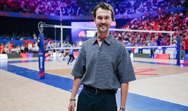 Ünlü Oyuncu Aras Bulut İynemli Voleybol Milletler Ligi’nde Filenin Sultanlarına Destek Verdi