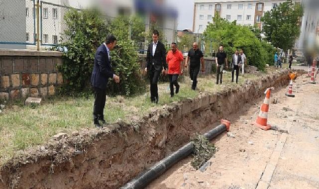 2000 Evler Mahallesi’nde altyapıdan kaynaklı su kesintilerini en aza indirmek için Nevşehir Belediyesi ekipleri, isale hattını yeniliyor