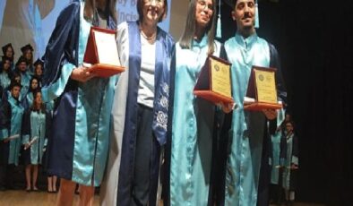 EÜ’de 119 çiçeği burnunda eczacı sektöre uğurlandı