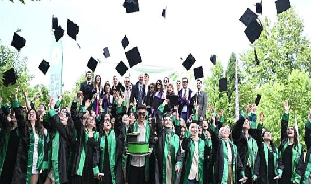Kartepe Belediye Başkanı Av.M.Mustafa Kocaman, Kocaeli Üniversitesi Turizm Fakültesi’nin 2023-2024 Akademik Yılı mezuniyet törenine katıldı. Mezuniyet heyecanının yaşandığı törende, 109 öğrenci mezun oldu