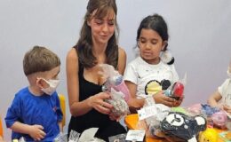 Ünlü oyuncu Aslıhan Malbora tedavi gören çocuklara bayram için “Tebessüm Bebekleri” hediye etti.