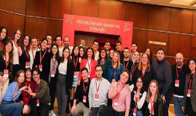Akbank Gençlik Akademisi Gençlerin Enerjisiyle Büyüyor