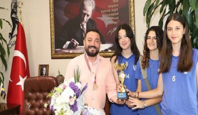 Başkan Turan; Kız voleybol takımımızın başarısını kutluyoruz