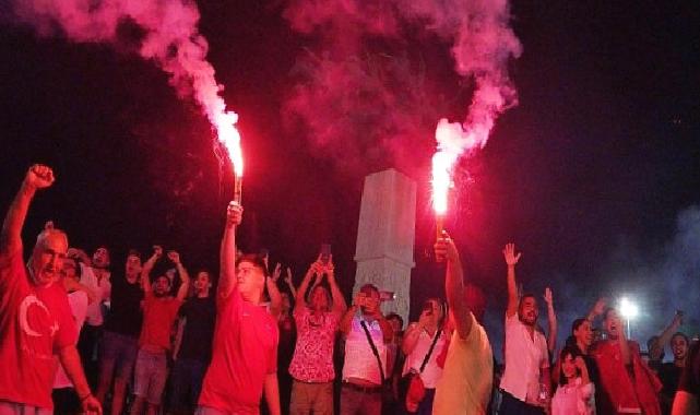 İzmir’in meydanlarında çeyrek final coşkusu