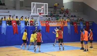 Küçükçekmece Belediyesi’nin yılın 365 günü ücretsiz hizmet veren spor okullarında yaz dönemi başladı