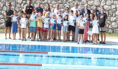 Mudanya Belediyesi tarafından düzenlenen yüzme kursları 1. Dönemi başarıyla tamamlandı. Yaklaşık 250 minik yüzücü düzenlenen törenle sertifikalarını aldı